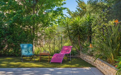 Lyloa: Verde, Mueble Para Exteriores, Mueble, Arbusto, Jardín, Silla, Sombra, Banco Al Aire Libre, Paisajismo, Patio Interior