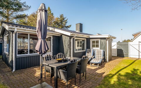 Thorsmod - 1.8Km from the Sea: Mueble, Madera, Diseño De Interiores, Piso, Suelo, Silla, Habitación, Techo, Sala, Departamento
