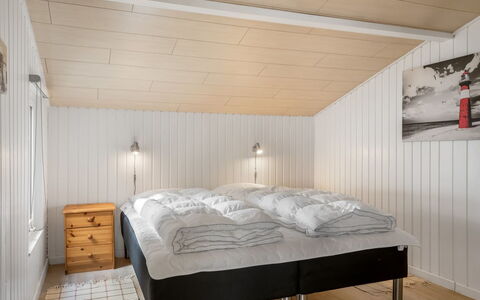 Thorsmod - 1.8Km from the Sea: Mueble, Madera, Diseño De Interiores, Piso, Suelo, Silla, Habitación, Techo, Sala, Departamento