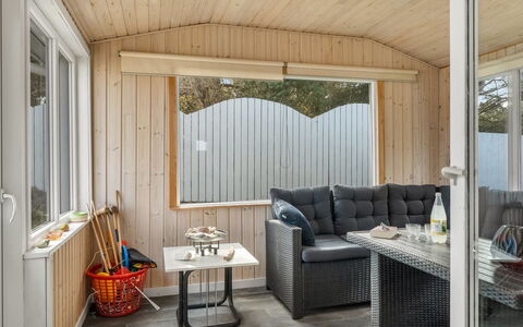 Thorsmod - 1.8Km from the Sea: Mueble, Madera, Diseño De Interiores, Piso, Suelo, Silla, Habitación, Techo, Sala, Departamento