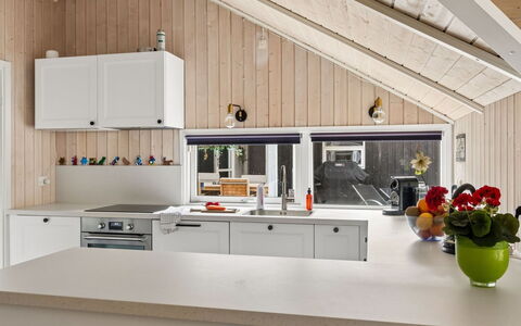 Saija - 2.1Km from the Sea: Cocina, Mostrador, Madera, Diseño De Interiores, Piso, Techo, Aparato De Cocina, Lámpara, Gabinetes, Mueble