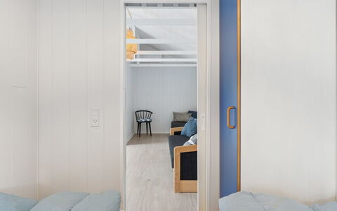 Saija - 2.1Km from the Sea: Madera, Piso, Diseño De Interiores, Suelo, Habitación, Mueble, Techo, Cama, Habitación, Suelos De Madera