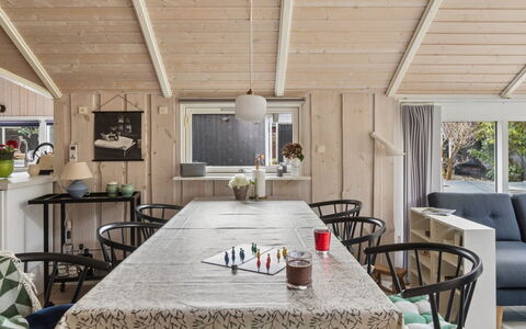 Saija - 2.1Km from the Sea: Mueble, Diseño De Interiores, Madera, Piso, Mesa, Cocina Y Comedor Mesa, Techo, Suelo, Silla, Comedor
