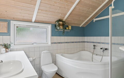 Saija - 2.1Km from the Sea: Arreglo De Tubería, Diseño De Interiores, Piso, Baño, Suelo, Techo, Bañera, Lavabo, Grifo, Plomería