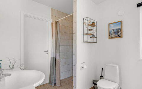 Angret - 380M from the Sea: Piso, Suelo, Pared, Diseño De Interiores, Arreglo De Tubería, Baño, Baño, Asiento Del Baño, Techo, Plomería