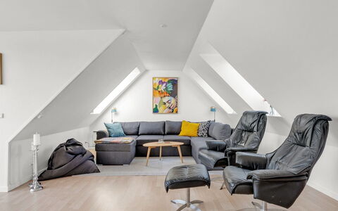 Angret - 380M from the Sea: Mueble, Diseño De Interiores, Piso, Madera, Suelo, Sofá, Sala, Habitación, Encendiendo, Casa