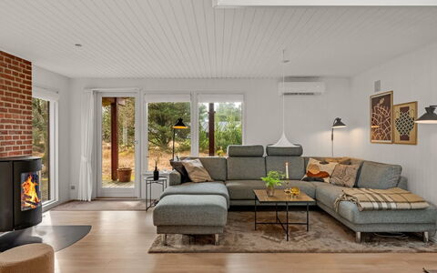 Leonor - 1.8Km from the Sea: Sofá, Piso, Mueble, Madera, Suelo, Sala, Diseño De Interiores, Casa, Suelos De Madera