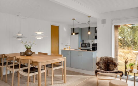 Leonor - 1.8Km from the Sea: Mueble, Piso, Diseño De Interiores, Madera, Lámpara, Cocina Y Comedor Mesa, Suelo, Techo, Comedor, Silla