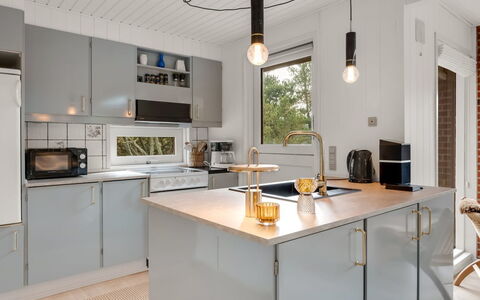 Leonor - 1.8Km from the Sea: Cocina, Diseño De Interiores, Mostrador, Aparato De Cocina, Lámpara, Techo, Gabinetes, Encendiendo, Electrodoméstico, Mueble