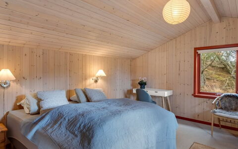 Leonor - 1.8Km from the Sea: Diseño De Interiores, Mueble, Habitación, Madera, Techo, Piso, Cama, Suelo, Lámpara, Sábana