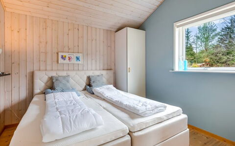 Vilhelm - 7.5Km from the Sea: Habitación, Madera, Cama, Diseño De Interiores, Sábana, Lecho, Techo, Suelo, Piso, Marco De La Cama