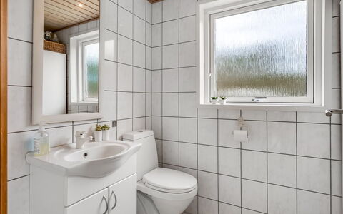 Vilhelm - 7.5Km from the Sea: Baño, Arreglo De Tubería, Piso, Lavabo, Diseño De Interiores, Suelo, Lavabo Del Baño, Baño, Grifo, Plomería