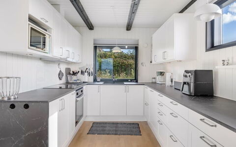 Gertina - 100M from the Sea: Cocina, Mostrador, Aparato De Cocina, Electrodoméstico, Diseño De Interiores, Gabinetes, Techo, Piso, Electrodoméstico, Lavabo