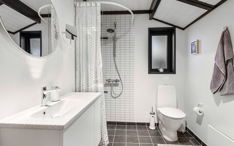 Gertina - 100M from the Sea: Baño, Arreglo De Tubería, Lavabo, Diseño De Interiores, Lavabo Del Baño, Piso, Suelo, Grifo, Baño, Plomería