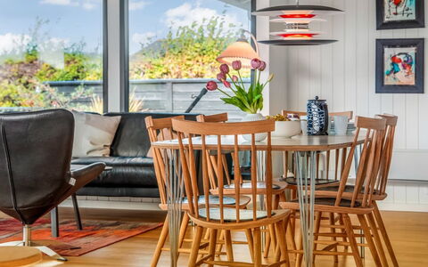 Gertina - 100M from the Sea: Mueble, Madera, Piso, Diseño De Interiores, Comedor, Mesa, Suelo, Cocina Y Comedor Mesa, Silla