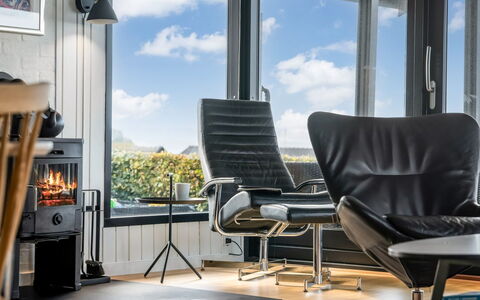 Gertina - 100M from the Sea: Mueble, Piso, Diseño De Interiores, Silla, Suelo, Madera, Suelos De Madera, Sala, Habitación, Suelo Laminado