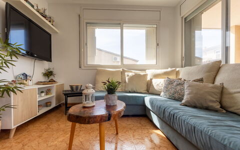 Juana: Mueble, Diseño De Interiores, Pared, Sofá, Piso, Madera, Suelo, Habitación, Sala, Techo
