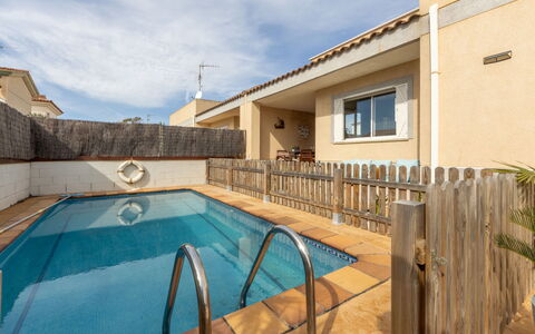 Juana: Piscina, Barrio Residencial, Casa, Material Compuesto, Inmuebles, Recurso, Balcón, Villa, Sombra, Patio