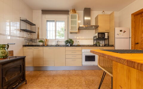 Juana: Cocina, Mostrador, Mueble, Gabinetes, Aparato De Cocina, Piso, Diseño De Interiores, Suelo, Electrodoméstico, Madera