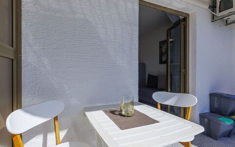 Vrsar 645: Barrio Residencial, Casa, Casa, Puerta, Departamento, Suburbio, Balcón, Patio, Yarda, Entrada De Coches
