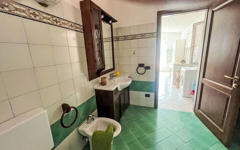 Villa Cecilia: Piso, Suelo, Diseño De Interiores, Arreglo De Tubería, Lavabo Del Baño, Baño, Grifo, Lavabo, Plomería, Habitación