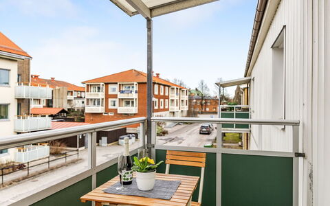 Alegränd: Barrio Residencial, Casa, Casa, Puerta, Departamento, Suburbio, Balcón, Patio, Yarda, Entrada De Coches