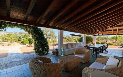 Villa Ophelia: Mueble, Silla, Mesa, Sombra, Mueble Para Exteriores, Recurso, Mesa Al Aire Libre, Techo, Cocina Y Comedor Mesa, Jardín