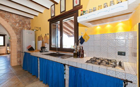 Villa Ophelia: Piso, Diseño De Interiores, Mueble, Suelo, Techo, Habitación, Cocina, Loseta, Silla, Lámpara