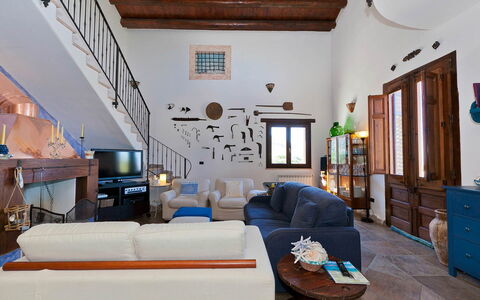 Villa Ophelia: Mueble, Pared, Diseño De Interiores, Piso, Sofá, Silla, Sala, Mesa, Suelo, Casa