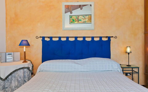 Villa Ophelia: Cama, Mueble, Habitación, Lecho, Sábana, Diseño De Interiores, Linos, Suelo, Textil, Piso