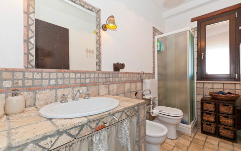 Villa Ophelia: Arreglo De Tubería, Diseño De Interiores, Piso, Suelo, Lavabo, Techo, Lavabo Del Baño, Baño, Grifo, Loseta