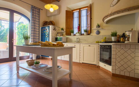 Villa Camelia: Mueble, Diseño De Interiores, Piso, Cocina, Madera, Suelo, Mostrador, Mesa, Casa, Habitación