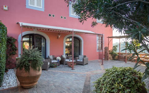 Villa Camelia: Pared, Arquitectura, Fachada, Casa, Maceta, Puerta, Hacienda, Planta De Casa, Balcón, Inmuebles