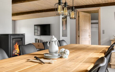 Nette - 15Km from the Sea: Mueble, Diseño De Interiores, Piso, Madera, Techo, Lámpara, Cocina Y Comedor Mesa, Mesa, Suelo, Comedor