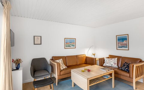 Heida - 1.5Km from the Sea: Mueble, Diseño De Interiores, Piso, Sofá, Suelo, Madera, Techo, Sala, Habitación, Mesa