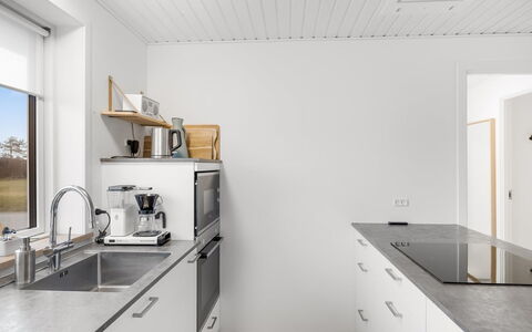 Heida - 1.5Km from the Sea: Cocina, Mostrador, Diseño De Interiores, Piso, Techo, Madera, Aparato De Cocina, Gabinetes, Electrodoméstico, Suelo