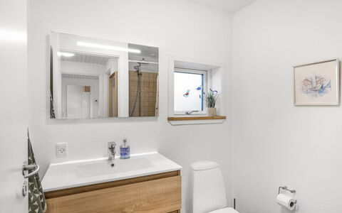 Heida - 1.5Km from the Sea: Lavabo Del Baño, Arreglo De Tubería, Piso, Diseño De Interiores, Lavabo, Mueble De Baño, Baño, Espejo, Suelo, Grifo