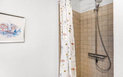 Heida - 1.5Km from the Sea: Baño, Diseño De Interiores, Arreglo De Tubería, Piso, Cortina De La Ducha, Suelo, Ducha, Alcachofa De La Ducha, Plomería, Cortina