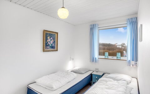 Heida - 1.5Km from the Sea: Habitación, Cama, Lecho, Sábana, Marco De La Cama, Colchón, La Luz Del Día, Hotel, Congelación, Dormitorio