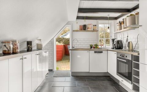 Reika - 500M from the Sea: Cocina, Piso, Electrodoméstico, Mostrador, Aparato De Cocina, Diseño De Interiores, Suelo, Techo, Gabinetes, Electrodoméstico