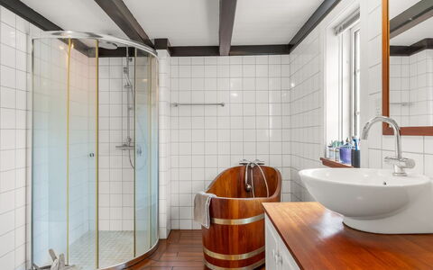Reika - 500M from the Sea: Diseño De Interiores, Arreglo De Tubería, Piso, Baño, Suelo, Plomería, Techo, Habitación, Grifo, Bañera