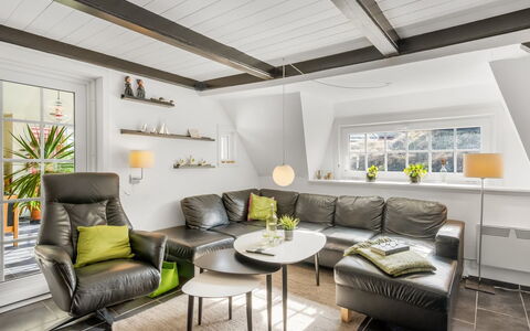 Reika - 500M from the Sea: Mueble, Madera, Diseño De Interiores, Piso, Suelo, Silla, Habitación, Techo, Sala, Departamento