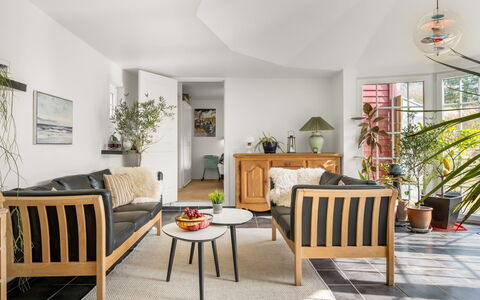 Reika - 500M from the Sea: Mueble, Madera, Diseño De Interiores, Piso, Suelo, Silla, Habitación, Techo, Sala, Departamento