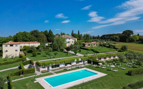 Loft Borgo Syrah: Jardín, Cobertura, Césped, Paisajismo, Parque, Plantación, Jardín Botánico, Patio, Villa