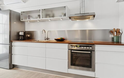Hinrich - 4.5Km from the Sea: Cocina, Aparato De Cocina, Piso, Gabinetes, Madera, Mostrador, Electrodoméstico, Diseño De Interiores, Electrodoméstico, Mueble