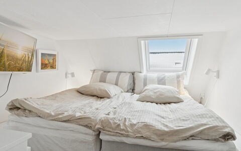Hinrich - 4.5Km from the Sea: Habitación, Cama, Mueble, Lecho, Sábana, Madera, Linos, Suelo, Diseño De Interiores, Piso