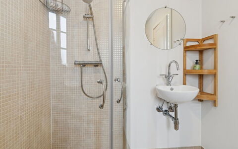 Hinrich - 4.5Km from the Sea: Baño, Arreglo De Tubería, Piso, Diseño De Interiores, Suelo, Plomería, Alcachofa De La Ducha, Baño, Grifo, Ducha
