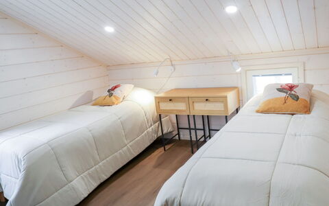 Villa Lumo: Piso, Suelo, Diseño De Interiores, Mueble, Madera, Techo, Habitación, Cama, Habitación, Encendiendo
