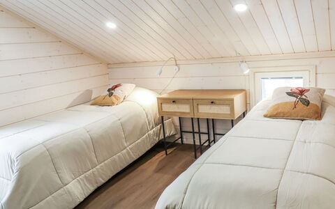 Villa Lumo: Diseño De Interiores, Piso, Suelo, Mueble, Madera, Habitación, Techo, Cama, Habitación, Encendiendo