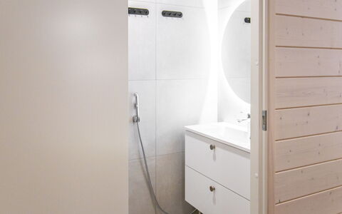 Villa Lumo: Piso, Suelo, Diseño De Interiores, Pared, Madera, Arreglo De Tubería, Techo, Puerta, Baño, Mueble